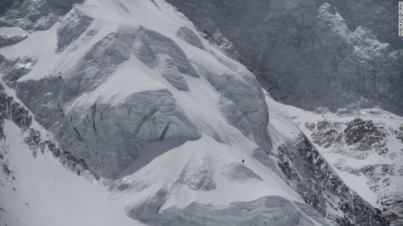 Los 'doctores de la cascada del hielo' habían reparado una vía para que el alpinista japonés subiera a la cima del Everest