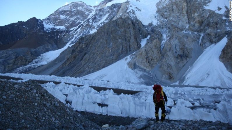 Kuriki pretendía escalar el Everest sin oxígeno, algo riesgoso, ya que los alpinistas que no tienen oxígeno suplementario puede causar fatiga y confusión que pueden llevar accidentes