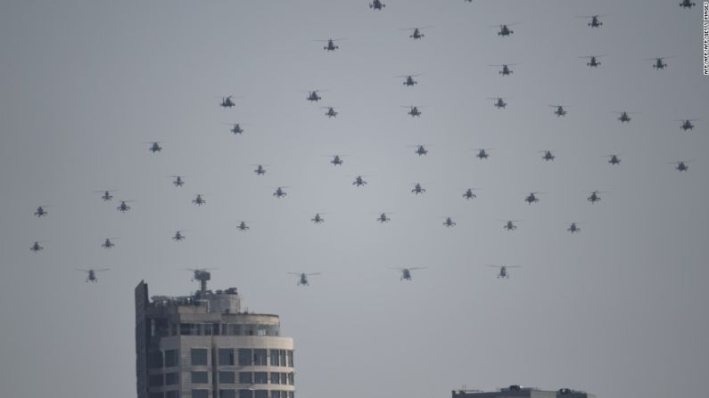 También se pudieron ver aviones no tripulados y helicópteros.