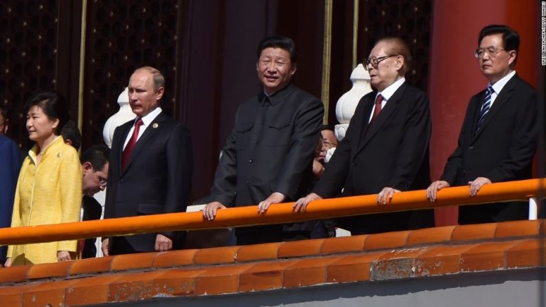 El presidente Xi Jinping estuvo acompañado en el podio por sus homólogos ruso, Vladimir Putin, y surcoreana, Park Geun-hye.