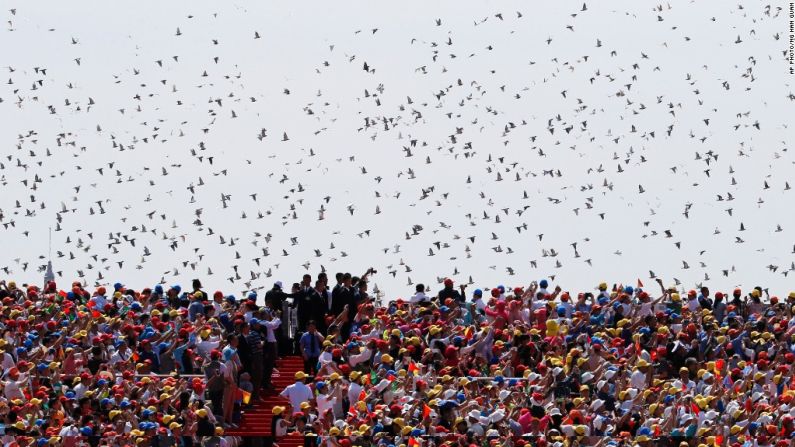 Como colofón a la celebración, 70.000 palomas y globos fueron puestos en libertad por encima de la Plaza de Tiananmen.