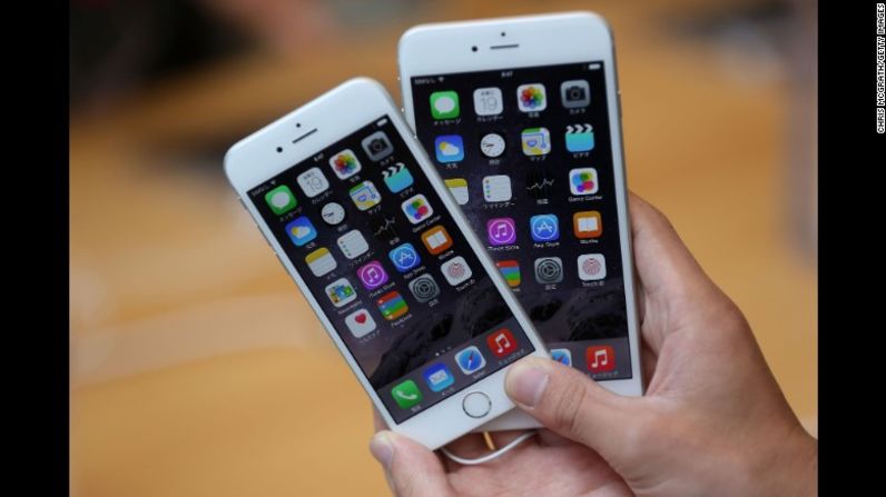 iPhone 6 -- 2014 – El iPhone 6, a la izquierda, muestra una pantalla de 12 centímetros (medida en diagonal) pero fue eclipsado por el iPhone 6 Plus y su pantalla de 14 centímetros. Ambos dispositivos usan el sistema operativo iOS 8.