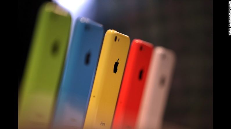 iPhone 5C -- 2013 – El menos costoso iPhone 5C fue hecho de policarbonato de revestimiento duro y venía en un arcoiris de colores.