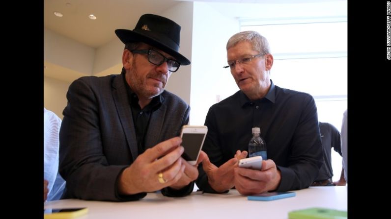 iPhone 5S -- 2013 - El músico Elvis Costelo y el CEO de Apple Tim Cook con el nuevo iPhone 5S en el anuncio de Apple de este nuevo producto en 2013. El 5S venía con sensor de huella digital, mejora en la cámara fotográfica y un procesador A7 más avanzado.