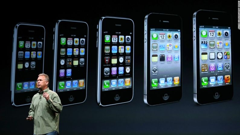 iPhone 5 -- 2012 – Philip Schiller, el jefe de mercadeo de Apple, anunció el iPhone 5, un modelo con una pantalla un poco más grande y un nuevo conector para cargar la batería.