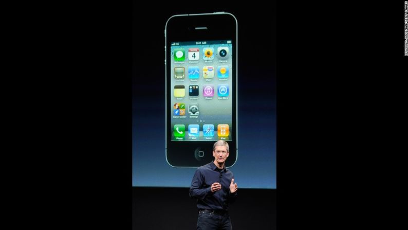 iPhone 4S -- 2011 – Tim Cook, el nuevo director ejecutivo de Apple, lanzó el iPhone 4S en las oficinas centrales de la compañía en Cupertino, California, el 4 de octubre del 2011... la primera vez que él ha lanzado un nuevo producto desde que Jobs dejó su puesto en agosto. Fue un día agridulce para Cook, quien sabía que Jobs estaba cerca de la muerte. De hecho, Jobs murió al día siguiente, después de una larga batalla contra el cáncer.