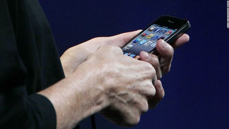 iPhone 4 -- 2010 – El 7 de junio del 2010 Steve Jobs estaba de vuelta para lanzar el iPhone 4 en la conferencia de desarrolladores de Apple. El teléfono presumió una pantalla de alta resolución llamada "retina display" y un nuevo diseño más angular, pero sufrió una falla en la antena que causó señales débiles y que cortaba las llamadas de muchos consumidores. En un medida extraña, Apple celebró una conferencia de prensa un mes más tarde y ofreció "estuches" gratuitos para abordar el problema de la antena.