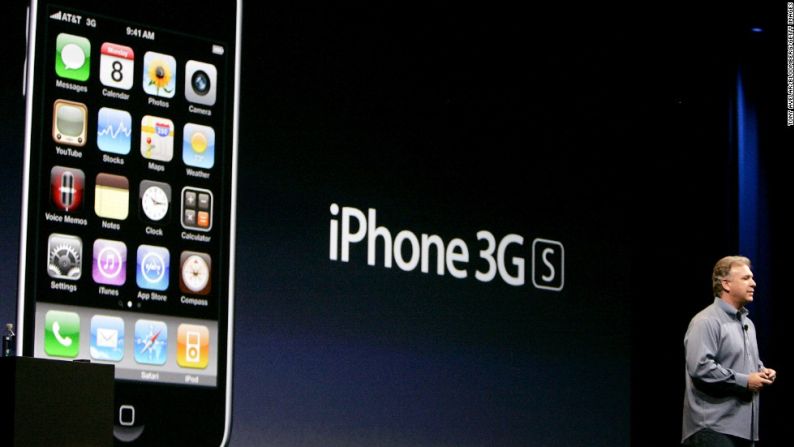 iPhone 3GS -- 2009 – Philip Schiller, vicepresidente sénior de marketing de Apple, dio a conocer el iPhone 3GS en el evento WWDC de Apple, el 8 de junio del 2009. Schiller reemplazó a Steve Jobs que estaba de baja médica. El 3GS fue el primer iPhone que grababa videos.