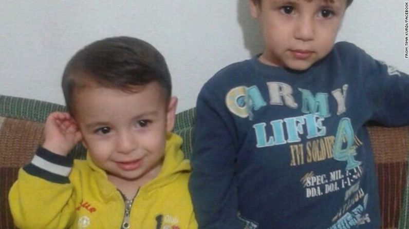 El pequeño Aylan, de dos años, aparece en esta foto junto a su hermano Galip, de 4 años. En el trágico accidente que le quitó la vida, su madre Rehen también murió. Una tía del menor que vive en Canadá (país que le negó el refugio a la familia) publicó la foto a través de Facebook.