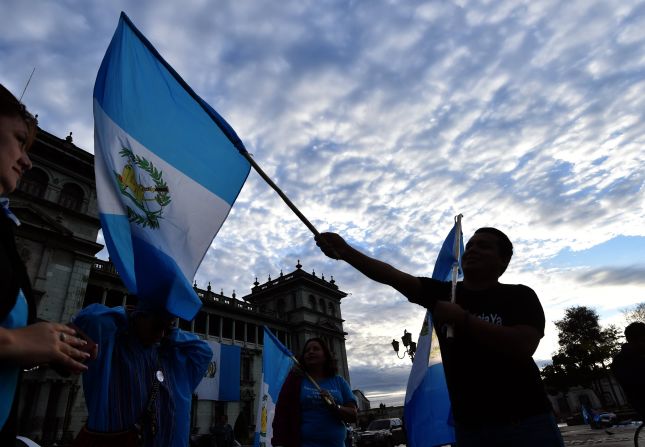 Pérez Molina renunció en medio de las acusaciones que lo vinculan con una red de fraude aduanero. Durante semanas, los guatemaltecos se manifestaron en la calle pidiendo su renuncia.