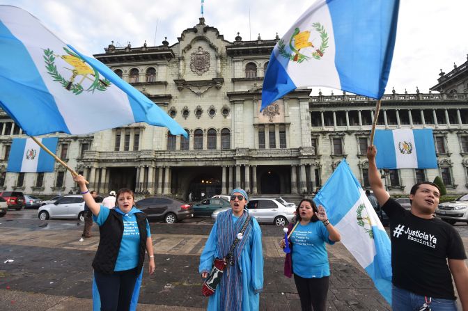 Un grupo de personas celebra la renuncia del presidente guatemalteco Otto Pérez Molina esta jueves 3 de septiembre.