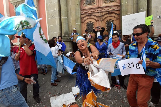 Un grupo de manifestantes protesta frente a la Corte Suprema Electoral en Guatemala.