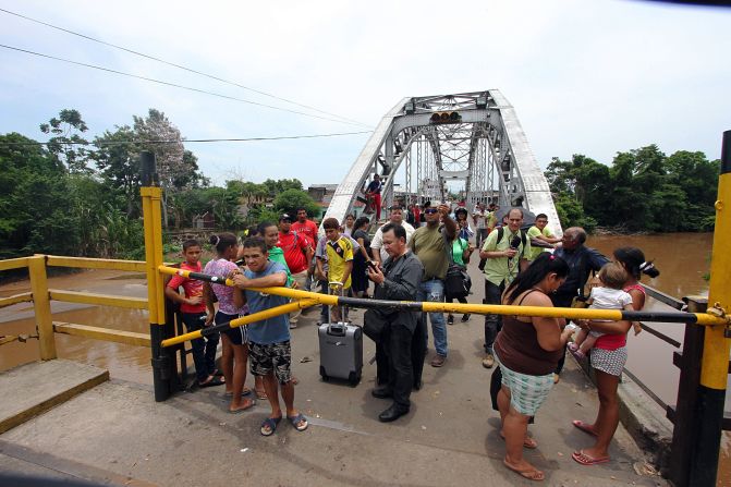 Colombianos deportados esperan para cruzar la frontera en La Fría, Táchira, el 29 de agosto.