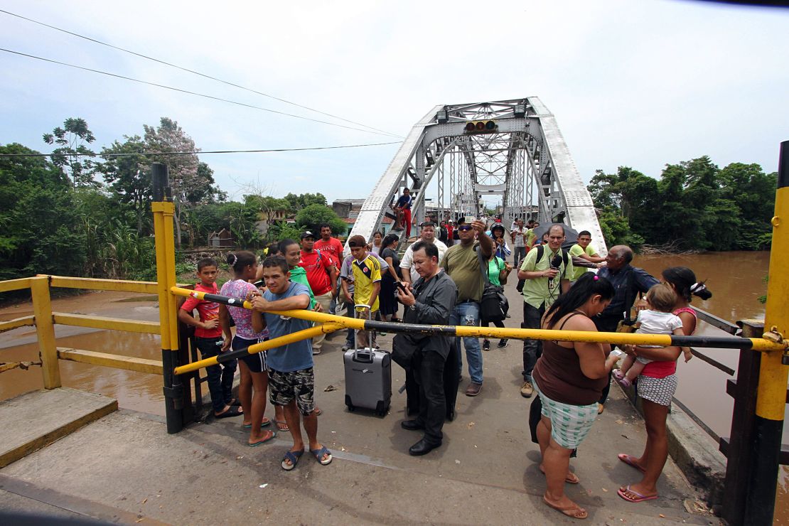 Colombianos deportados esperan para cruzar la frontera en La Fría, Táchira, el 29 de agosto