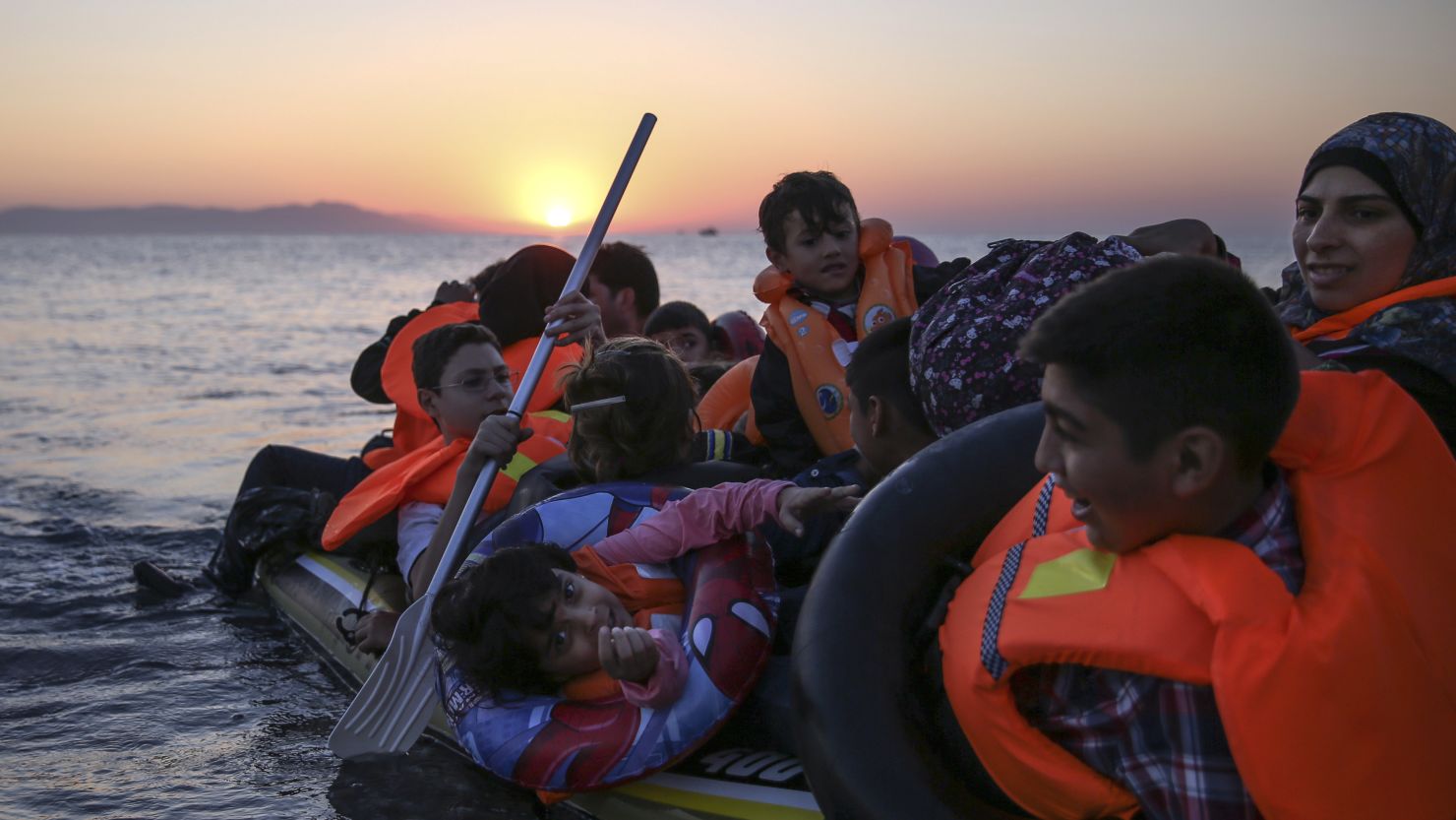Familias de inmigrantes sirios llegan en una pequeña y sobrecargada   lancha hinchable a la isla de griega de Cos.