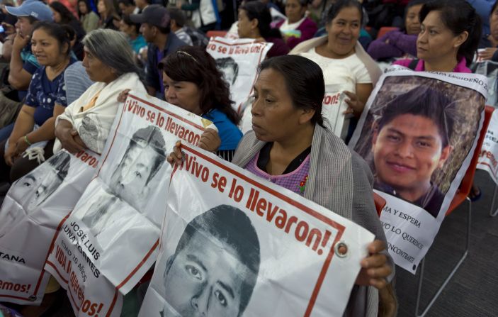 Familiares de los 43 estudiantes de la escuela de maestros de Ayotzinapa durante la conferencia en la que se dieron a conocer las primeras conclusiones de un grupo independiente de expertos de la CIDH sobre la desaparición de los jóvenes normalistas.