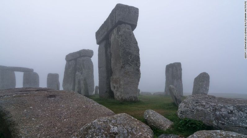 El sitio de Stonehenge, en Wiltshire, en el suroeste de Inglaterra. "La extraordinaria escala, el detalle y la novedad de las pruebas aportadas por el proyecto Paisaje Escondido de Stonehenge, lo cual es ejemplificado por los nuevos descubrimientos en el Durrington Walls, está cambiando fundamentalmente la forma en que comprendemos el Stonehenge y el mundo a su alrededor", dijo Paul Garwood, arqueólogo e historiador principal del proyecto de la Universidad de Birmingham.