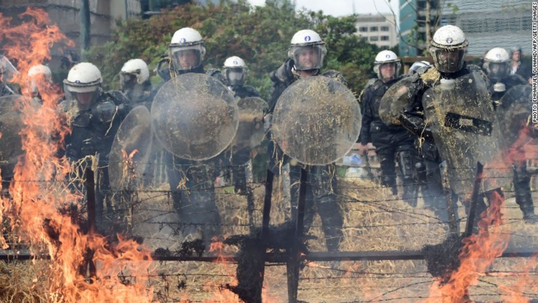 Granjeros se enfrentaron con la policía antidisturbios en Bruselas el lunes mientras bloqueaban las calles en protesta por el colapso del precio de la leche.