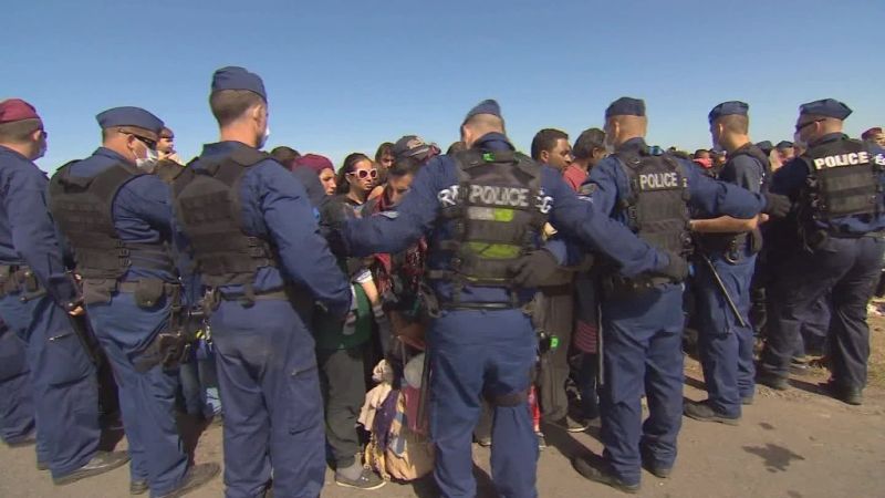 Tensión entre refugiados y policías en hungría | cnn