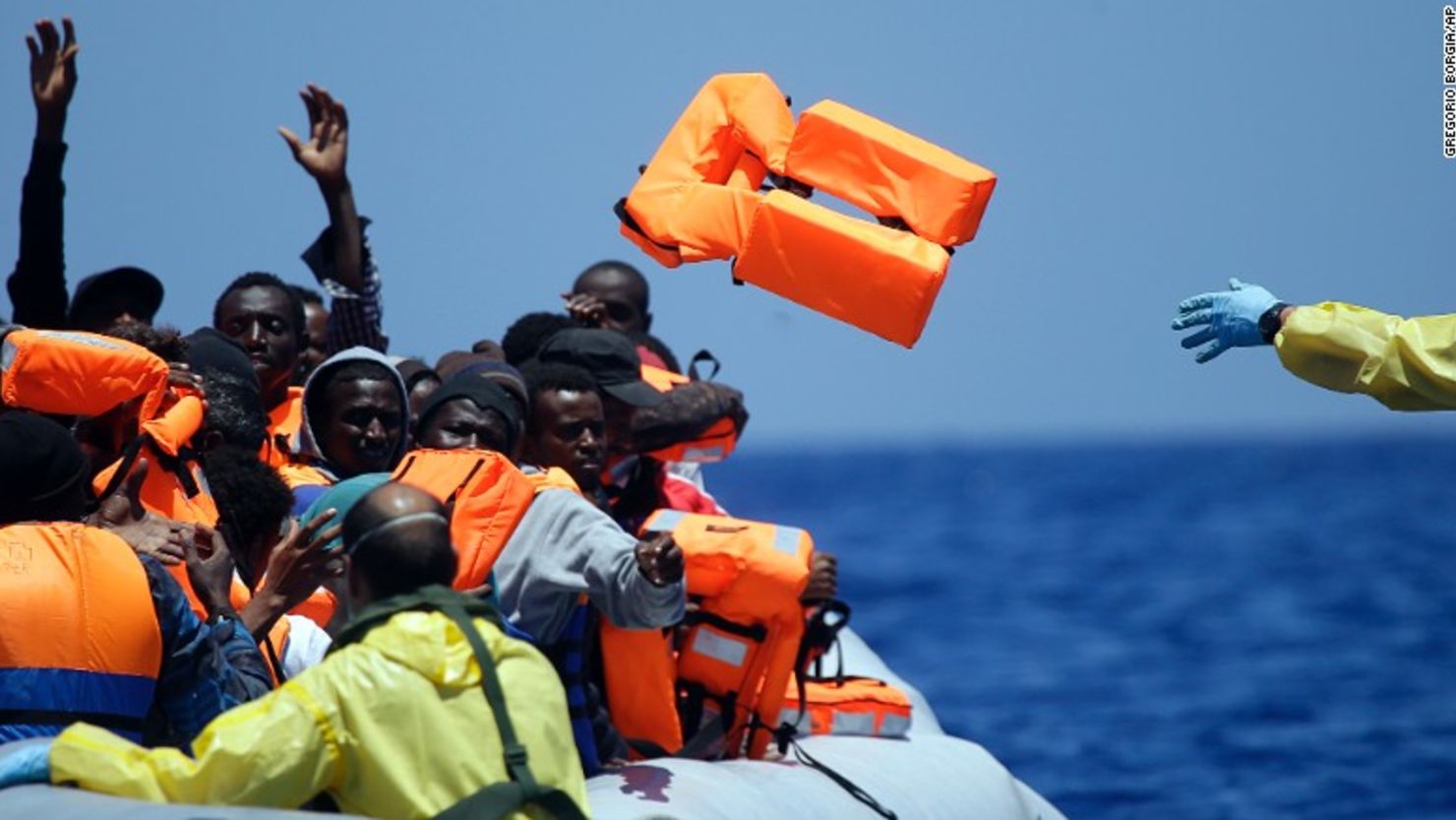 Imagen de archivo. Una embarcación belga lanza salvavidas a un grupo de refugiados en una misión de rescate en el Mediterráneo, en las costas de Libia.