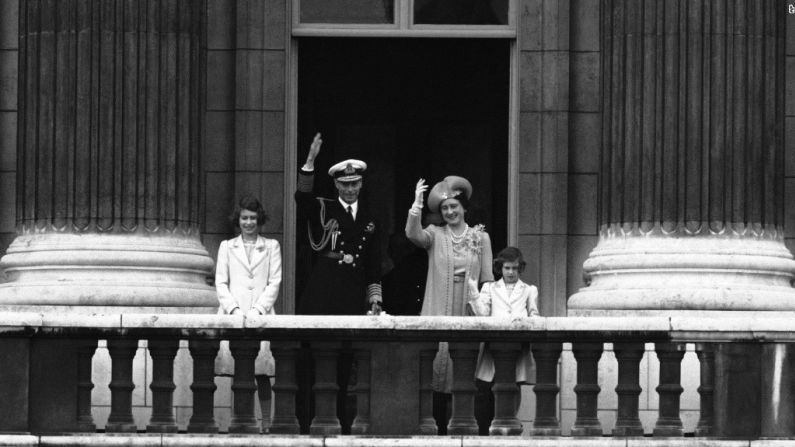 La princesa Isabel (izquierda) con sus padres, los reyes Jorge e Isabel, y su hermana Margarita, en el palacio de Buckingham en 1939.