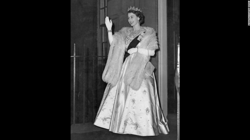 Isabel II ascendió al trono en febrero de 1952, después de que su padre muriera de cáncer.