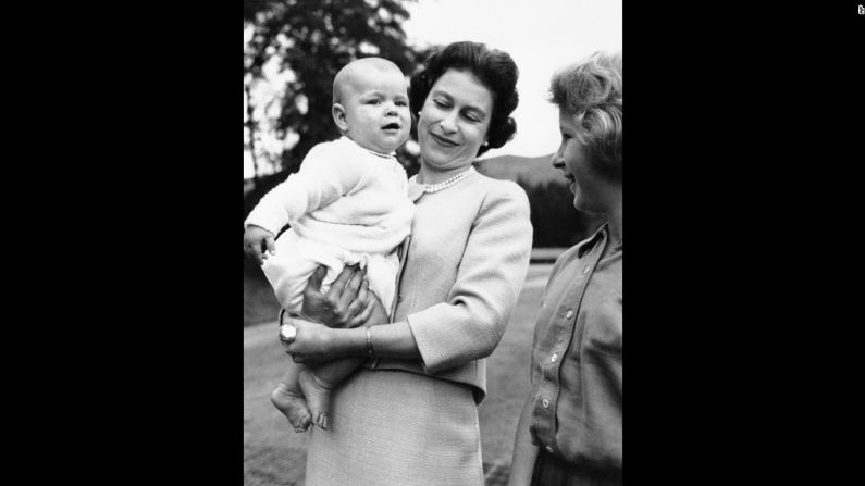 Isabel II sostiene a su hijo, el príncipe Andrés, en septiembre de 1960.