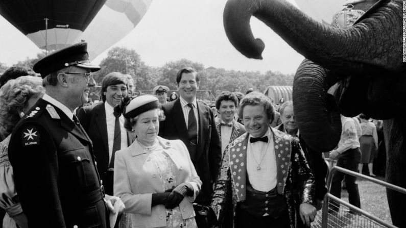 La reina reacciona delante de un elefante, durante un evento de caridad en Hyde Park, en 1987.