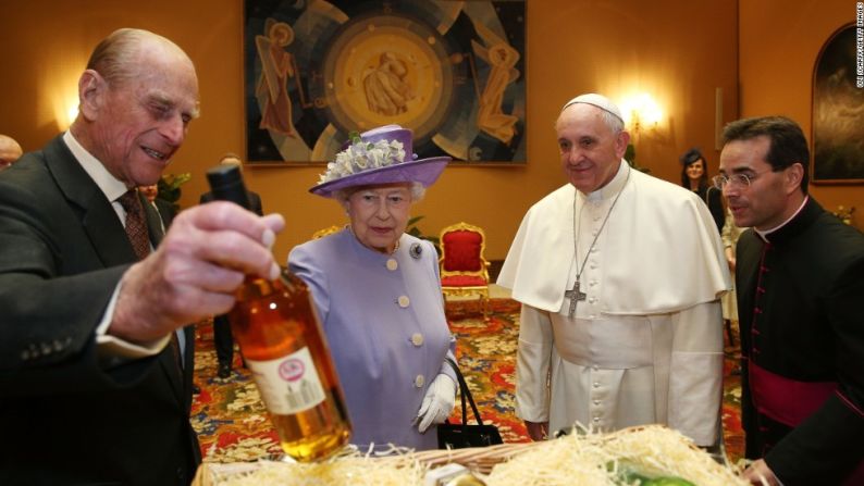 La reina Isabel II y el príncipe Felipe se encuentran con el papa Francisco en Ciudad del Vaticano, en abril de 2014. Fue la tercera visita de la reina a un papa en el Vaticano.