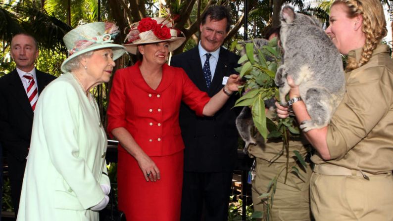 La primera ministra del estado de Queensland, Australia, le enseña un koala a la reina Isabel II durante su visita a ese país, en 2011.