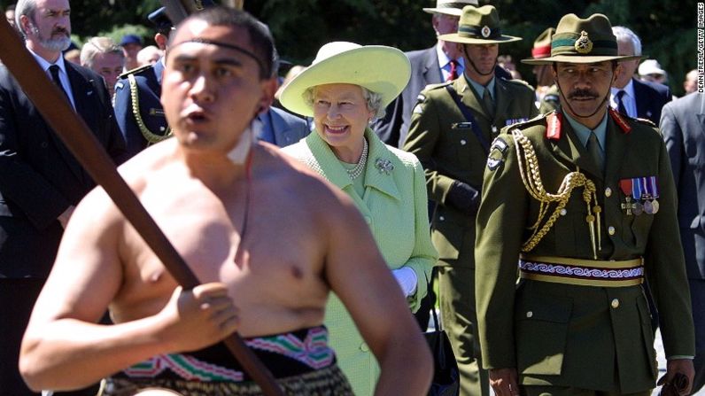 La reina visita un campo militar en Christchurch, Nueva Zelandia, mientras un guerrero Maori interpreta una danza tradicional. Fue en febrero de 2002.