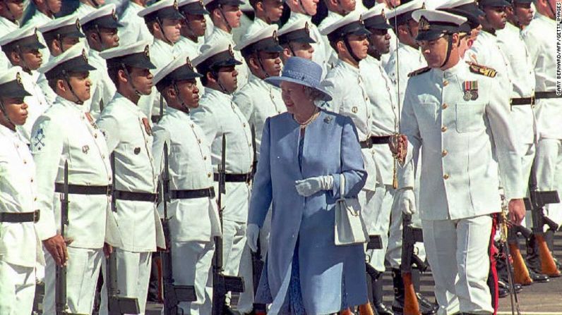 Aquí, la primera visita de Estado de la reina a Sudáfrica. La reina inspecciona la guardia de honor en Ciudad del Cabo, en marzo de 1995.