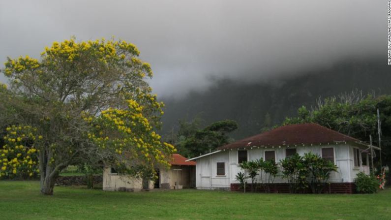 Muchos residentes de Kalaupapa vivían en cabañas individuales, con jardines. Los niños y los adultos menos saludables generalmente vivían en casas comunales.