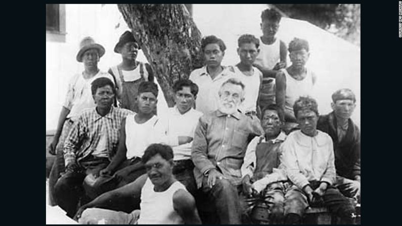 Joseph Dutton trabajó como misionero en Kalaupapa en el siglo XIX y lo fotografiaron con los pacientes. Hasta 1969, la ley hawaiana permitía que a la gente con lepra la llevaran a la fuerza al poblado.