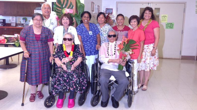 Nancy Brede (abajo a la izquierda), fotografiada con su esposo Jimmy (abajo a la derecha), fue separada de su familia y enviada a Kalaupapa en 1936, cuando tenía tan solo 13 años. Pasó su vida allí. Ahora con 92 años de edad, Nancy y su esposo recientemente se mudaron a un hospital en Honolulú.