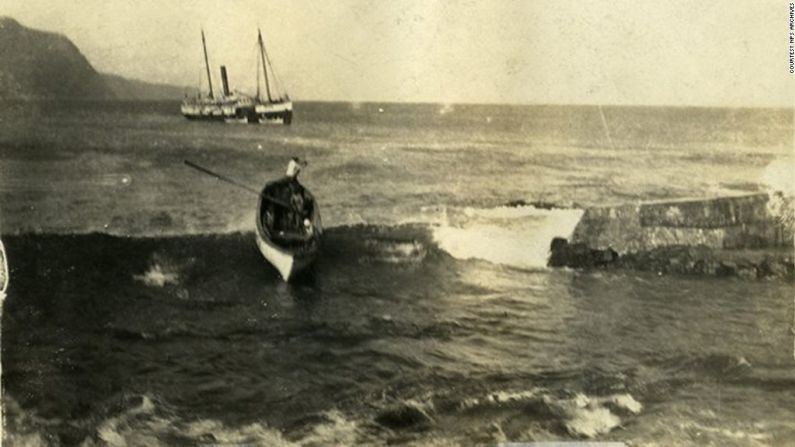 A principios del siglo XX, un barco de vapor viajaba regularmente a Kalaupapa desde otras islas hawaianas. Las personas y las mercancías eran llevadas a tierra en botes de remos, algunos de los cuales volcaban en las aguas turbulentas.