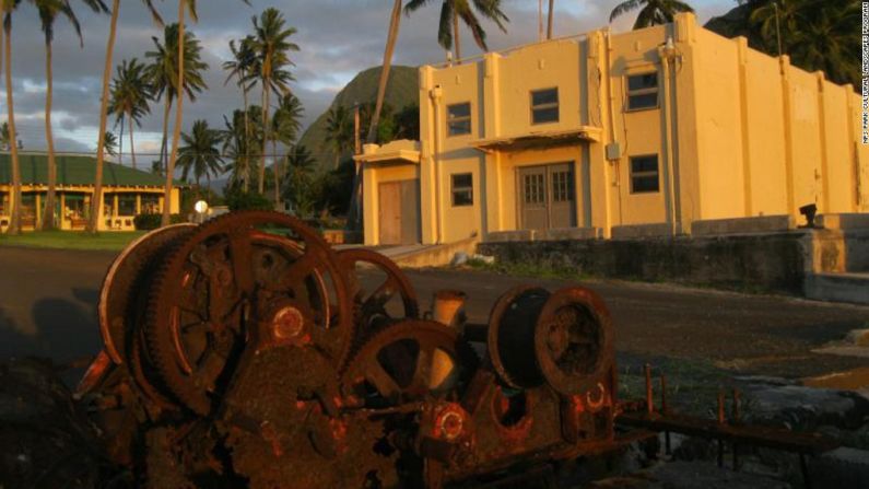 La despensa principal del poblado fue construida alrededor de 1931 y muchas de las provisiones que se venden en la tienda de Kalaupapa (a la izquierda) todavía se mantienen allí.