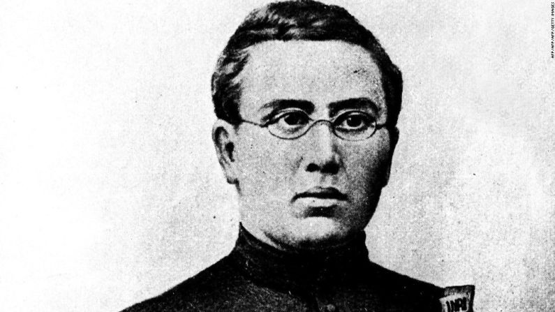 El Padre Damián, conocido como San Damián de Molokai, era un sacerdote belga que llegó a Kalaupapa en 1873. Vivió con los pacientes antes de contagiarse personalmente con lepra. Murió en 1889 y posteriormente fue canonizado por su trabajo en el poblado.