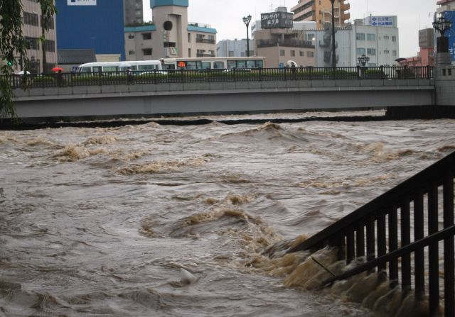 140.000 personas han tenido que evacuar sus hogares (JIJI PRESS/AFP/Getty Images).