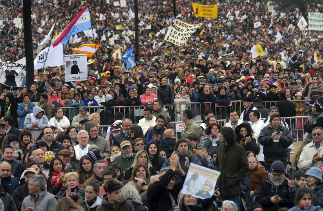 Miles de peregrinos asisten a la misa de beatificación del 'cura Brochero' el 14 de septiembre de 2013.