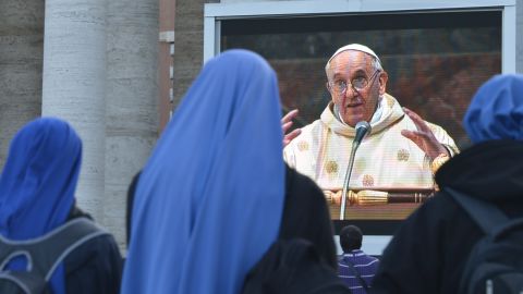 Monjas escuchan la primera misa del papa Francisco a través de una pantalla gigante en la Plaza de San Pedro en marzo de 2013 (AFP/Getty Images/Archivo).