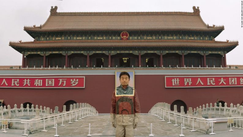 Hiding in the City, Tiananmen (2005) - La primera serie de Liu Bolin, Hiding in the City, inició en 2005. Él se camufló en las ruinas de su estudio de arte demolido como una forma de protesta silenciosa.