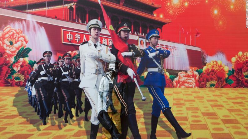Hiding in the City, Three Goddesses (2011) - Liu encontró esta foto ampliada que demuestra la prosperidad y poder de China, en una valla en el centro de la ciudad. "Estoy tratando de abordar mucho más a profundidad en los problemas del desarrollo humano", dice Liu, respecto al cuerpo de obras que evoluciona.