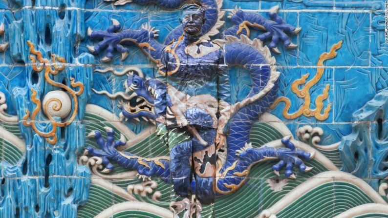 Dragon, Panel 6 (2010) - Esta foto es una de nueve en su serie "Dragon". El dragón es un símbolo de poder, fuerza y buena suerte en China.