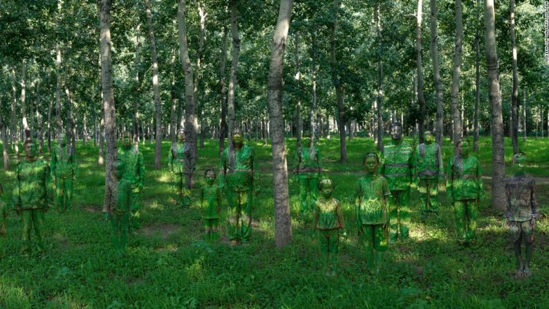 Hiding in the City, Forest (2013) - En esta pieza, Liu desaparece en un bosque de altos árboles de abedul. ¿Puedes encontrarlo?