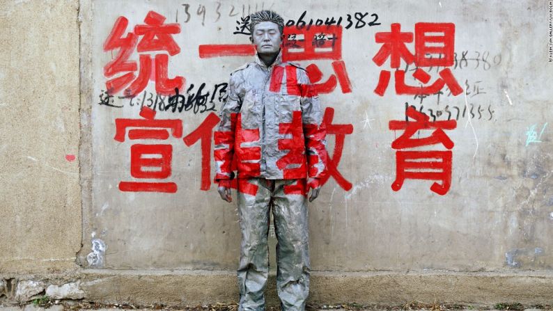 Hiding in the City, Unity to Promote Education (2006) - Los grandes eslóganes rojos de cuatro letras se encuentran comúnmente a lo largo de China. Ellos son utilizados para difundir propaganda y mensajes políticos.