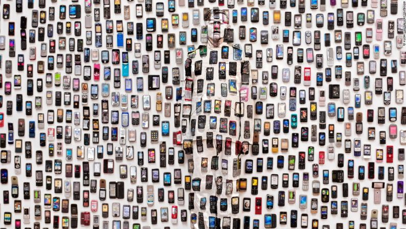 Hiding in the City, Mobile Phone (2012) - En años recientes, las obras de Liu han abordado las tecnologías de la época moderna, lo cual le parece preocupante.