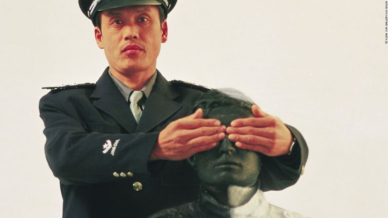 Hiding in the City, People's Policeman (2006) - Liu, quien ha trabajado en 'desaparecer' desde 2005, dice que nunca se cansa de su técnica. "Nunca pensé en dejar de desaparecer; en cambio, siempre pienso en otras ideas en las que puedo trabajar".