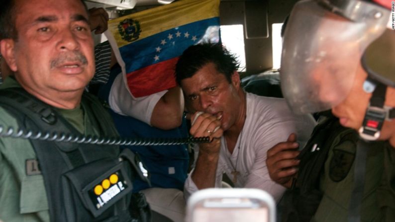 Previo a su traslado a prisión, en una tanqueta militar, Leopoldo López habló a sus seguidores e instó a que no se rindieran y continuaran manifestando su descontento con el gobierno de Maduro.