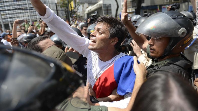 Entrega: Leopoldo Lopez fue escoltado por miembros de la Guardia Nacional el martes 18 de febrero de 2014 después de que el presidente Maduro ordenó su arresto bajo cargos de incitación a la violencia.
